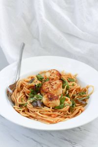 These Spicy Seared Sea Scallops with Pasta is an easy and quick Date Night dinner, featuring sea scallops tossed in spices and seared to perfection!