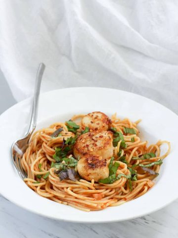 These Spicy Seared Sea Scallops with Pasta is an easy and quick Date Night dinner, featuring sea scallops tossed in spices and seared to perfection!