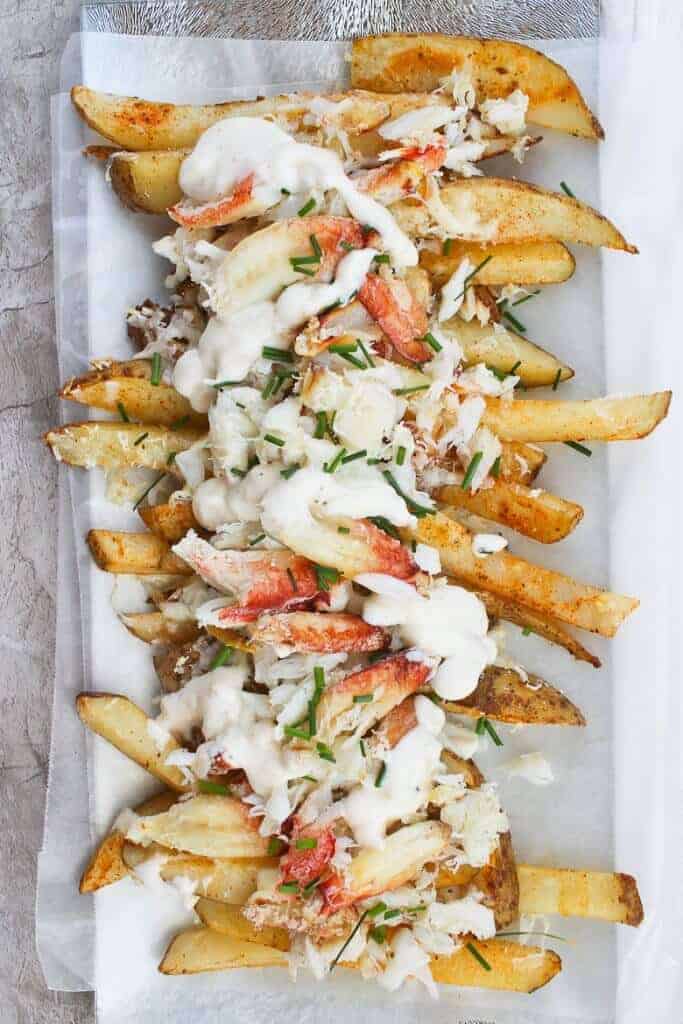 Baked fries topped with smoked gouda cheese, fresh Dungeness crab, garlic yogurt sauce, and chives. 