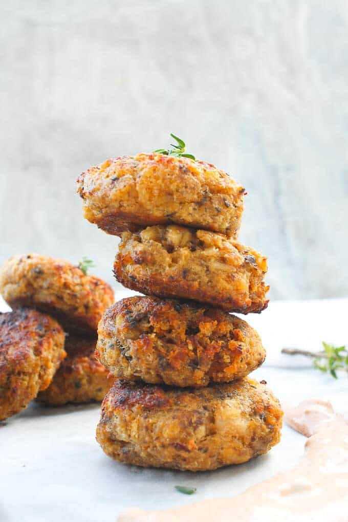 Sardine fish cakes with green leaf salad, garlic mayo and lemon wedges  Stock Photo - Alamy