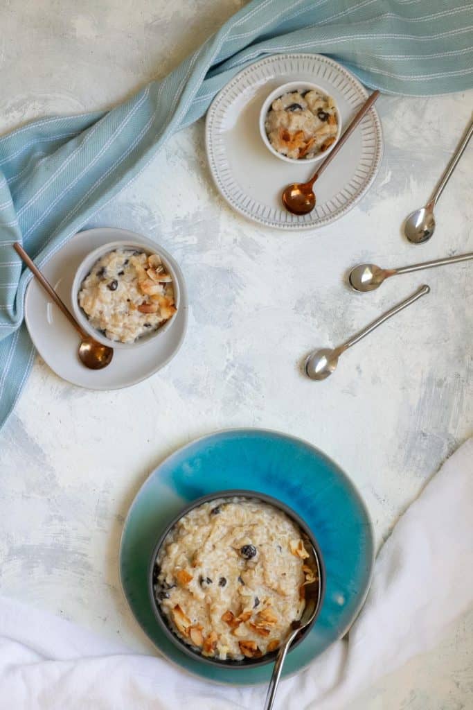 Brown rice pudding in serving dishes