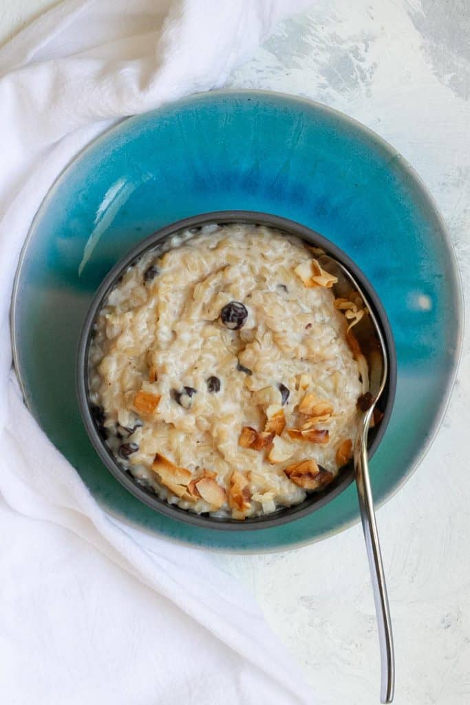 Brown rice pudding in serving dishes