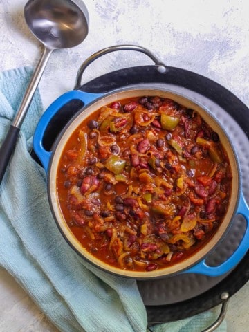 vegan beer chili in a serving dish