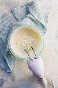 Whip the mascarpone, whipping cream + powdered sugar