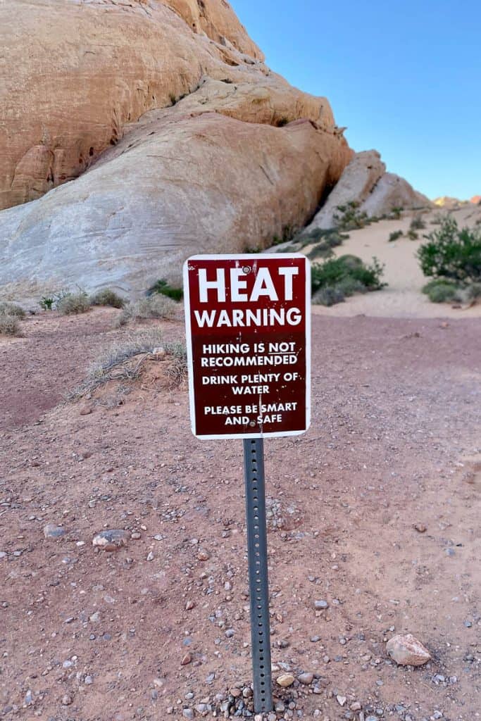 Heat warning sign stating that hiking is not recommended.