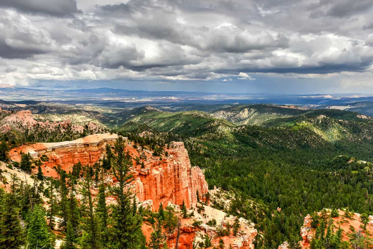 Red rock formations and valley of evergreen trees at Farview Point in Bryce National Park.
