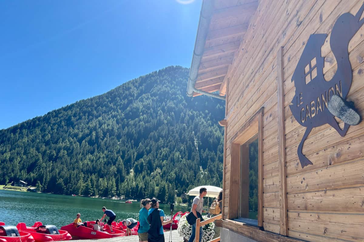 Le Cabanon restaurant and lodge on lakeside.