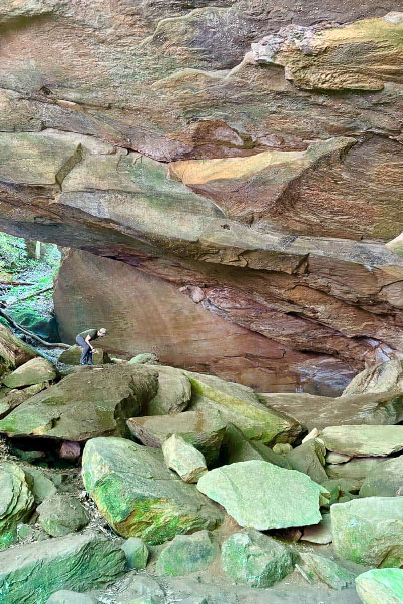 Large boulders underneath Whittleton Arch in Red River Gorge.