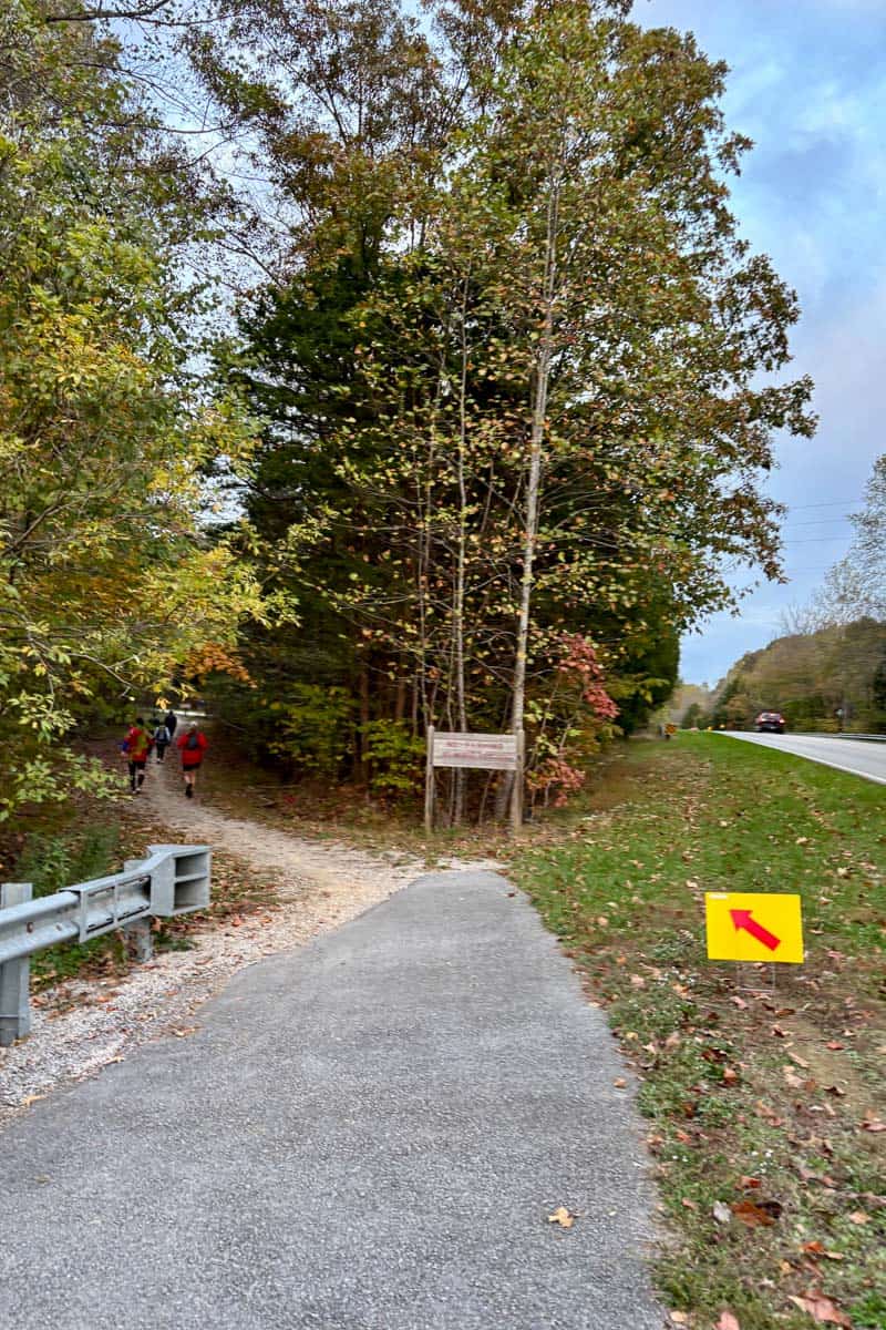 Yellow sign with red arrow indicating direction of Mammoth Cave Race.