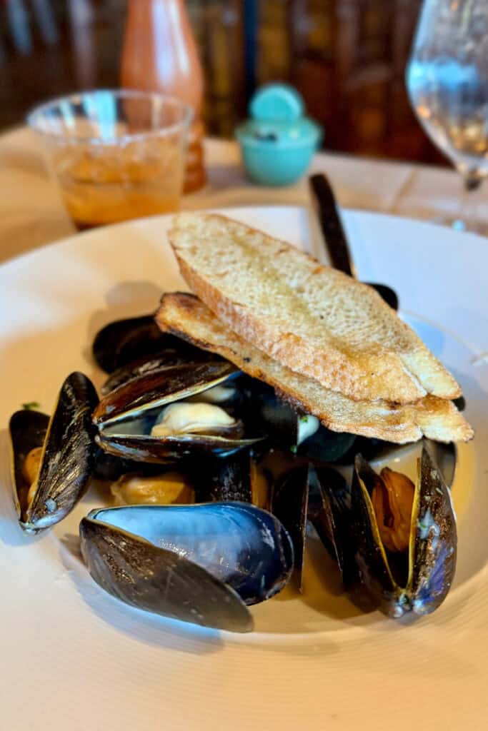 Mussels served with cream sauce and grilled baguette.